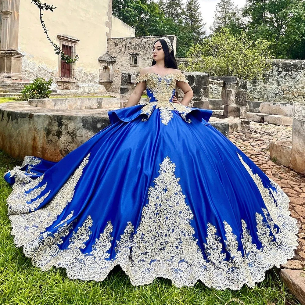 فستان Quinceanera 2023 ثوب حفلة من الساتان الأزرق قبالة الكتف فاخر حلو 16 فستان مزين على شكل قلب بدون ظهر فستان Quinceanera