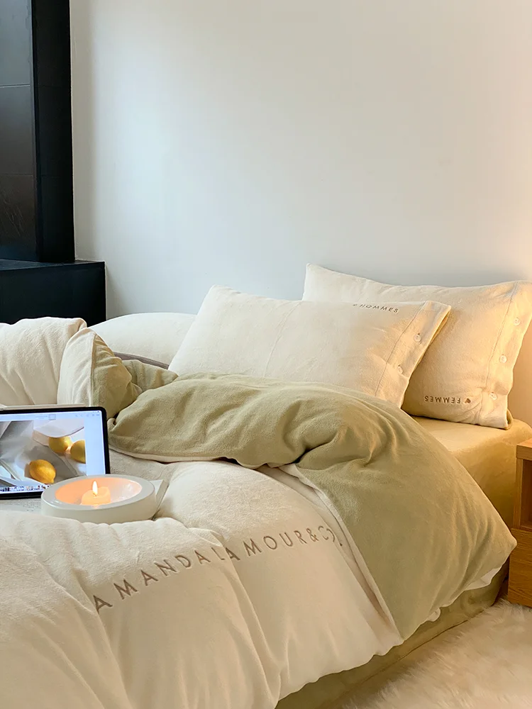 

Комплект постельного белья из кораллового флиса из четырех предметов: зимний теплый пододеяльник из молочного вельвета, простыни и балдахин