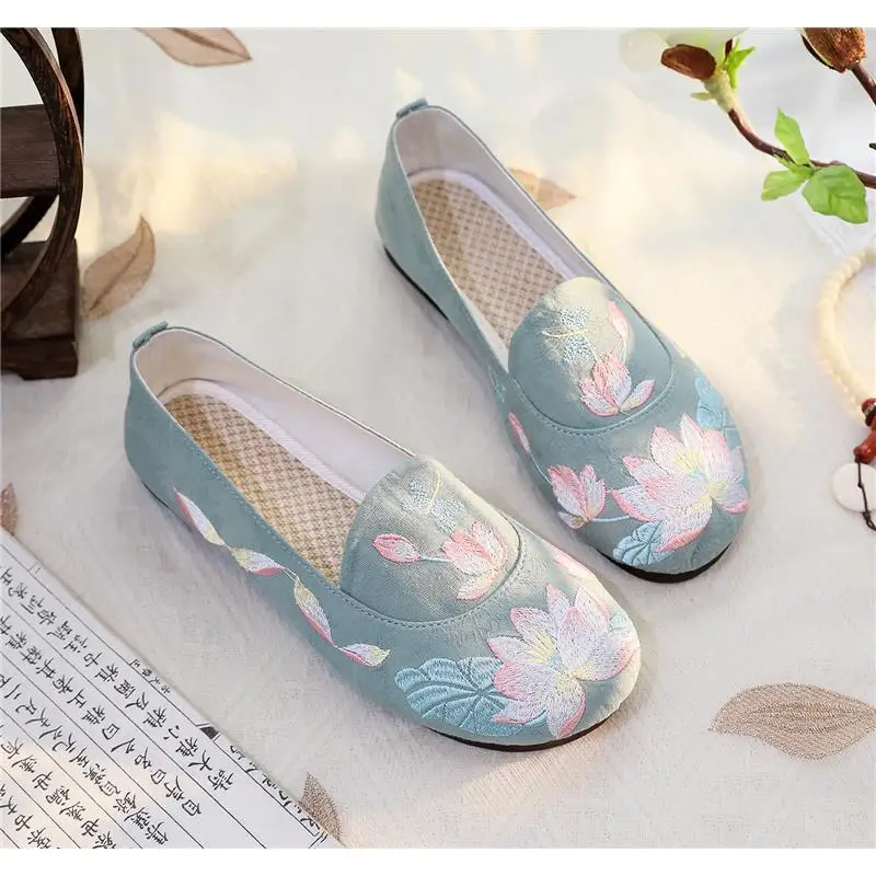 

Old Chinese Flats Women Beijing Shoes Elegant Flower Loafers Woman Antiquity Embroidered Shoes Womens Espadrille Flats Mocasin