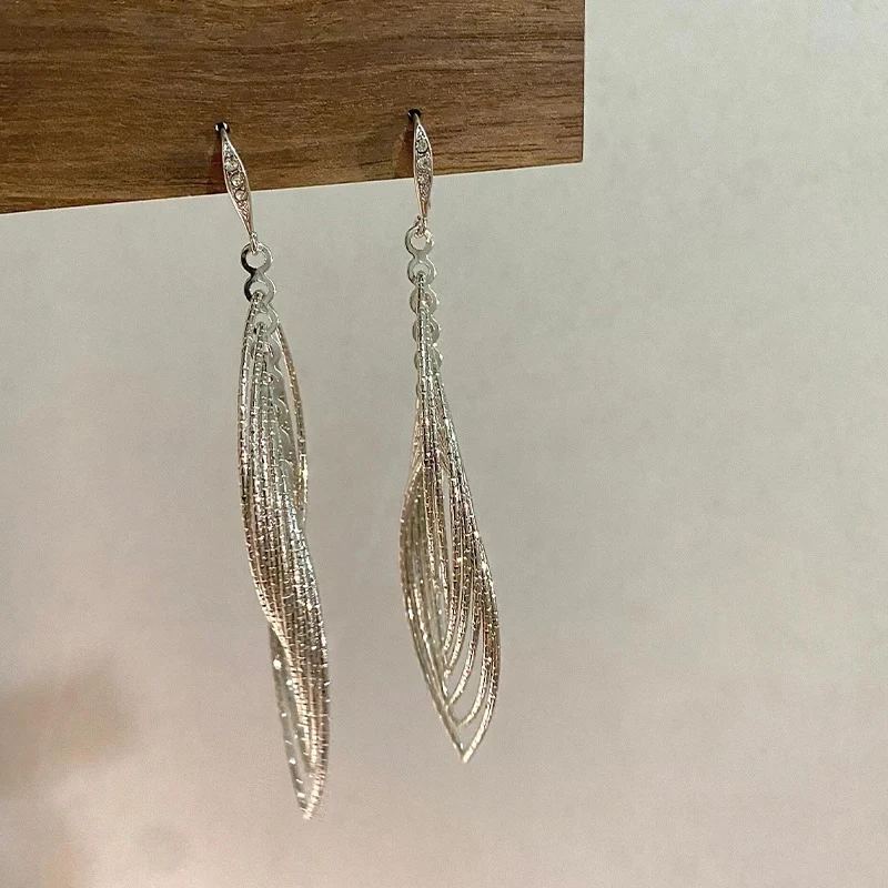 

Silver multi-layer geometric diamond earrings with niche design, high-end feel, unique and beautiful versatile earrings