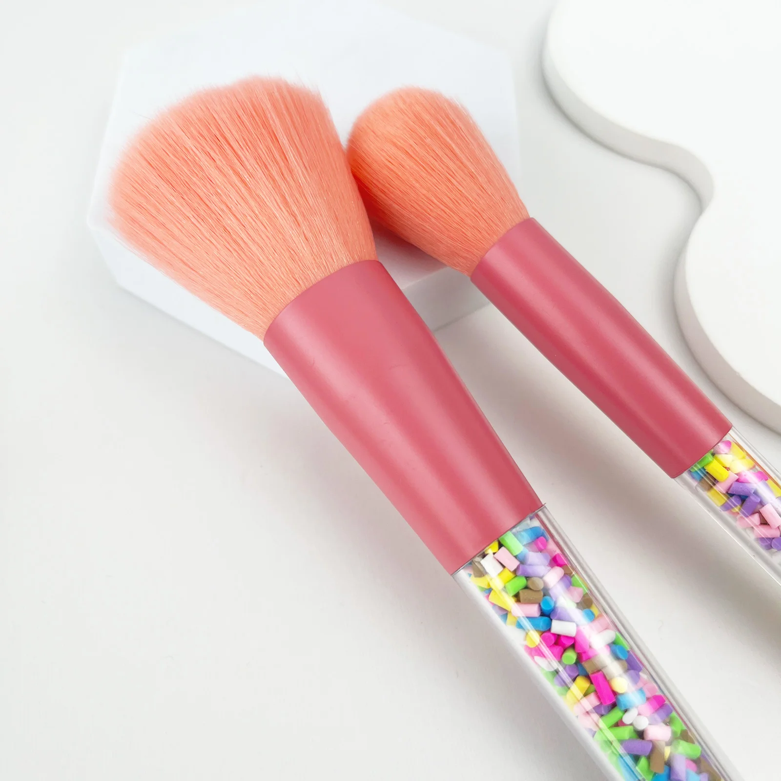 5PCS Stylish and Cute Candy-Colored Makeup Brush Set with Bonus Mushroom Head Sponge Make You the Center of Attention!