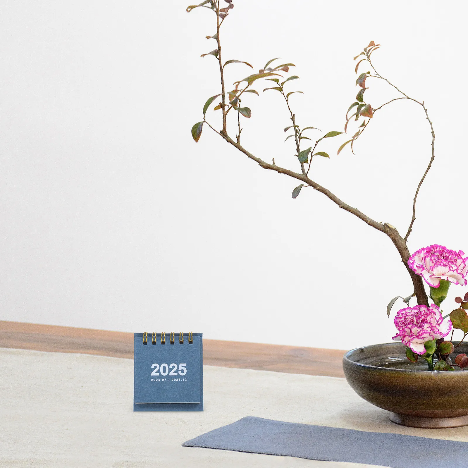 

Мини-настольный календарь 2024-2025: Компактный ежемесячный календарь с откидными страницами для офиса и дома, декоративный, ежедневный планировщик