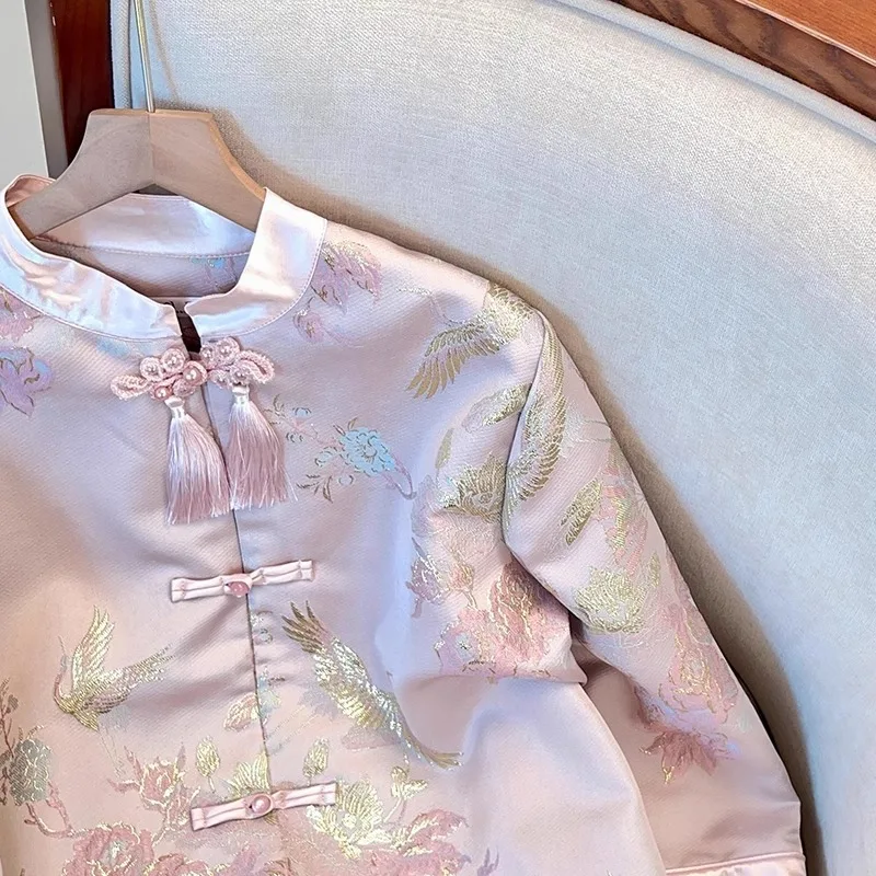 Modische leichte Luxus nationalen Stil rosa neuen chinesischen Mantel für Frauen Frühling und Herbst schwere Stickerei hochwertige Schnalle Top