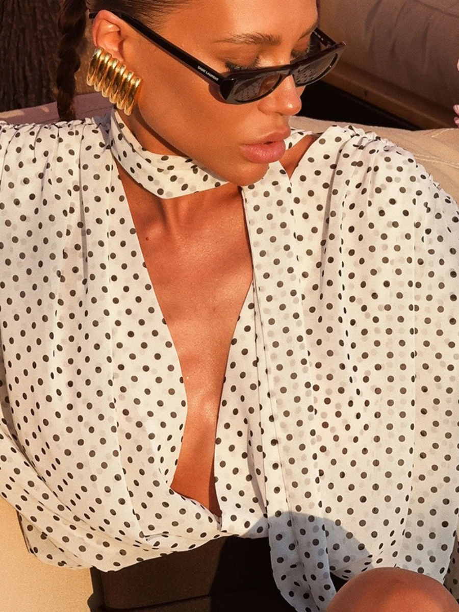 TWOTWINSTYLE, camisa holgada informal francesa de lunares para mujer, blusa de oficina con temperamento de manga larga y cuello en V, estilo de moda femenina nuevo
