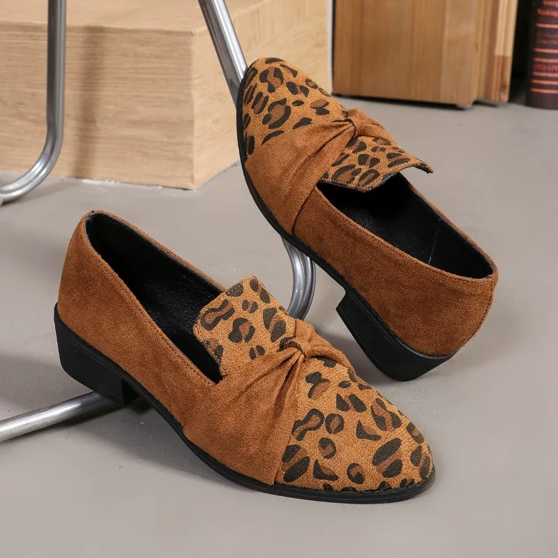 

2024 new women's pointed-toe loafers come with leopard print elements and are available in a variety of solid colors