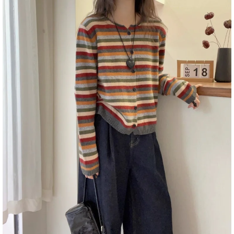 เสื้อคาร์ดิแกนถักลายทางแขนยาวคอกลมสำหรับผู้หญิงในฤดูใบไม้ร่วงเสื้อแจ็คเก็ตสเวตเตอร์แฟชั่นและแฟชั่นใหม่