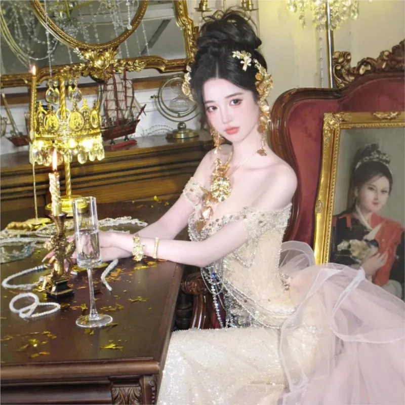 Un nuovo abito da mattina con scollo all'americana a coda di pesce dell'industria pesante con coda lunga e abito corto da festa di compleanno