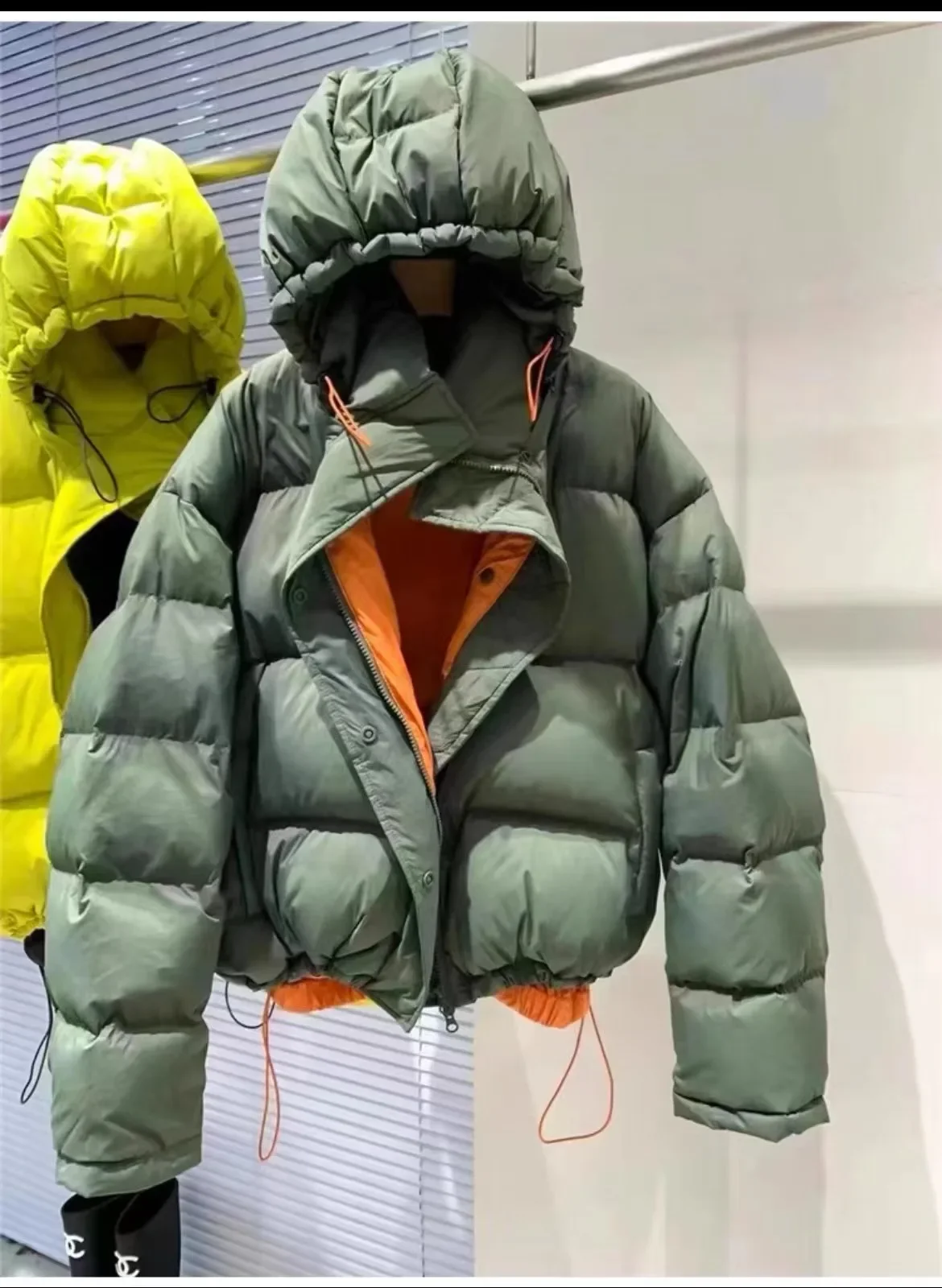 سترة نسائية شتوية لعام 2025 للتنقل مقاومة للرياح من ريش البط الأبيض سترة بغطاء للرأس