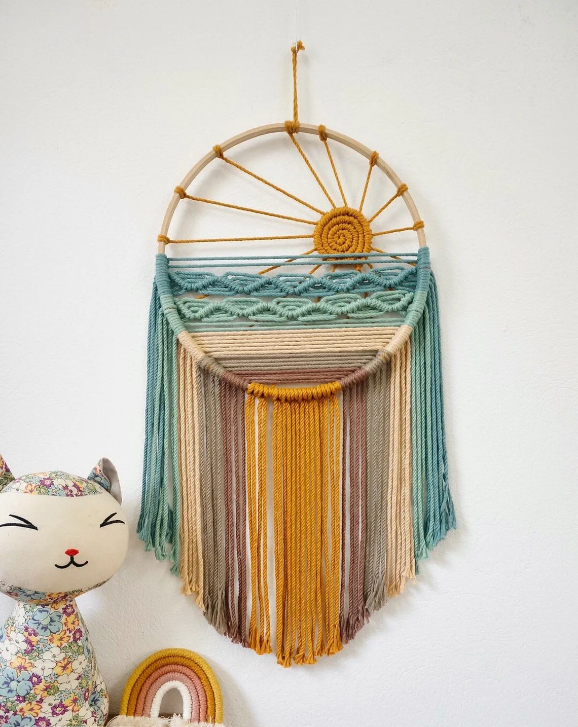Colorful Round Fringe Wall Tapestry, Handmade Bohemian Wall Hanging Decor for Guesthouse, Living Room & Bedroom