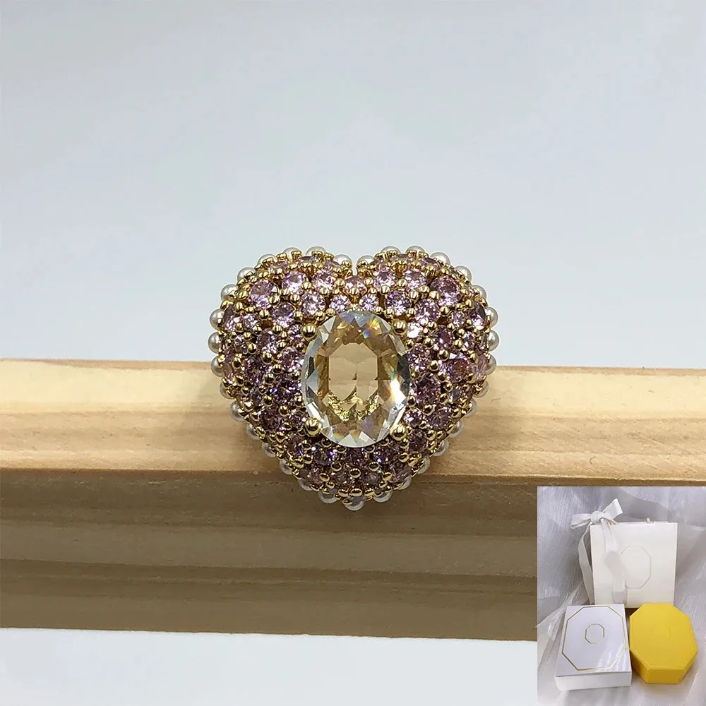 แหวนอิดิลเลียรุ่นใหม่ปี 2024 แหวนส่วนตัวทรงแปดเหลี่ยมประดับคริสตัลเลียนแบบมุกสีชมพูรูปหัวใจ ดีไซน์โรแมนติกสำหรับผู้หญิง เหมาะเป็นของขวัญ