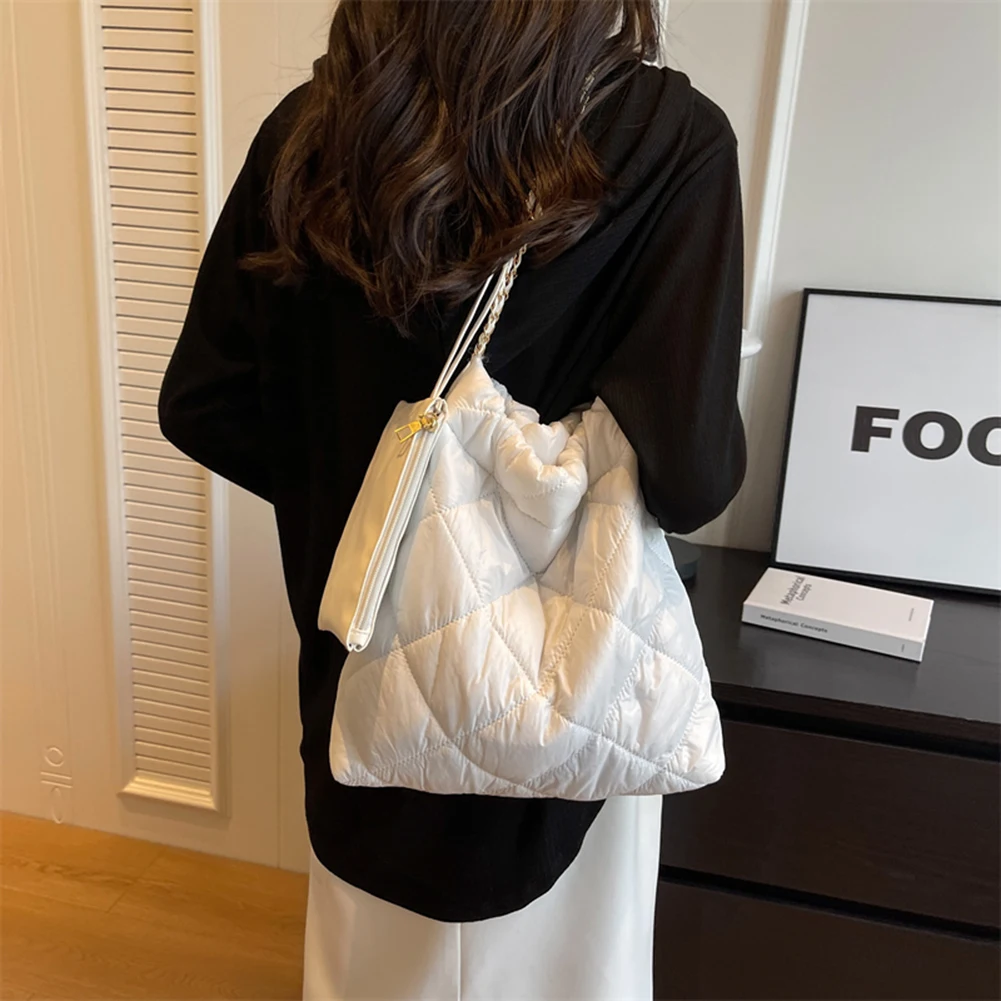 Women Shoulder Bag Large Capacity Nylon Handbag Fashionalbe Crossbody Bag Chain Simple Female Commuter Handbag for Office Travel