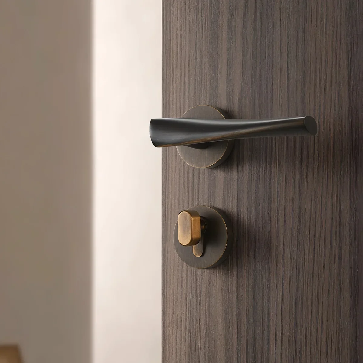 

Bedroom door handle medieval style brass electroplated silver magnetic suction silent universal door lock