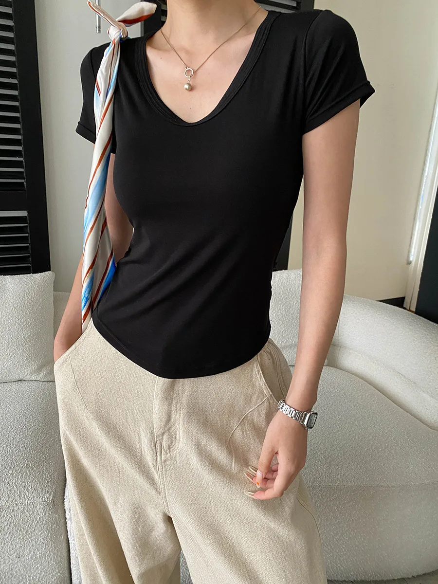 Sommerliches Damen-T-Shirt in unifarbenem Design mit V-Ausschnitt, schmaler Passform, Brustpolster und kurzen Ärmeln. – Detail 12