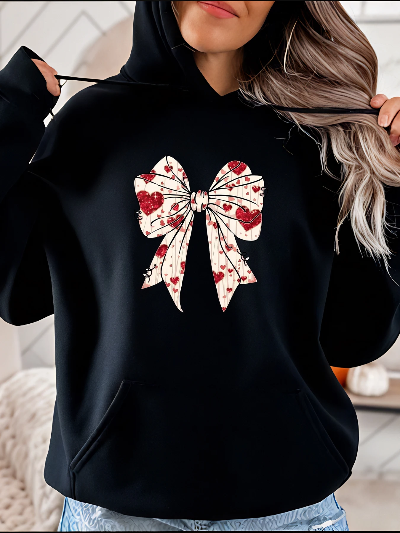 

Толстовка с бантом и принтом сердца в повседневном стиле с красными сердечками и белым фоном для женской повседневной носки