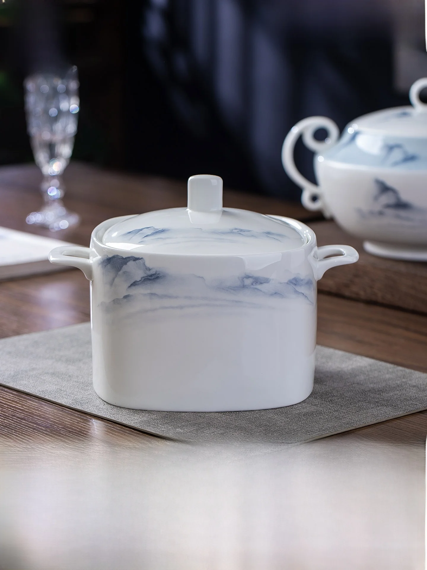 

Набор для дома из высокотемпературного костяного фарфора Jingdezhen: суповая миска с крышкой и креативная элитная супница с ручкой