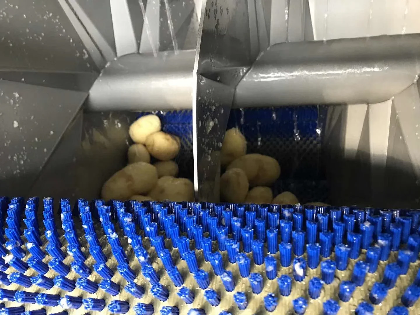 Automatic Vegetable and Fruit Washing Peeling Machine Cassava Cleaning Potato Peeling with Brush Roller