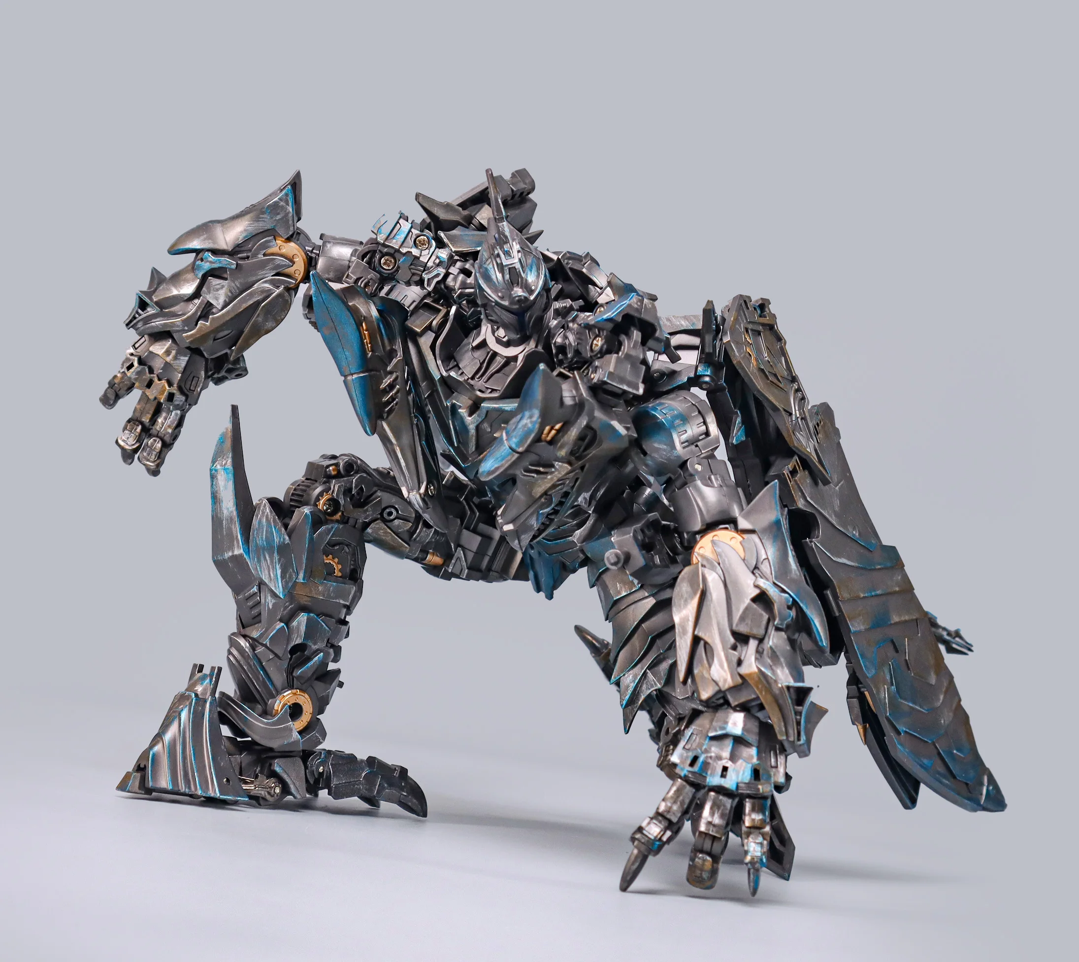 

[Available in Sep/Oct] BAIWEI Transformation TW-1104 TW1104 Strafe Robot Swoop Action Figure 27CM
