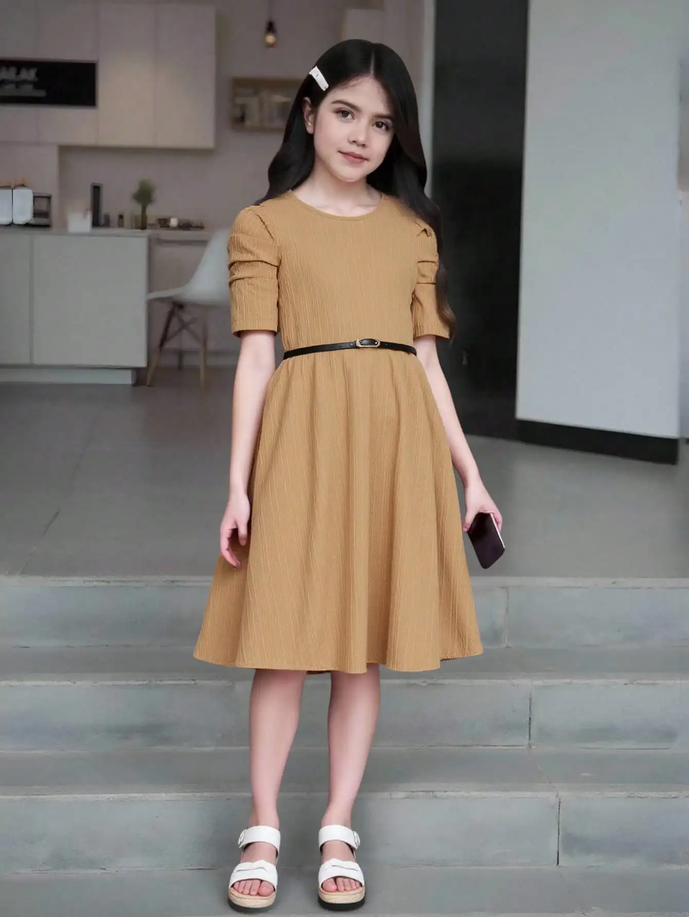 Vestido de niña color mostaza con cuello redondo, manga corta, corte en A y cinturón