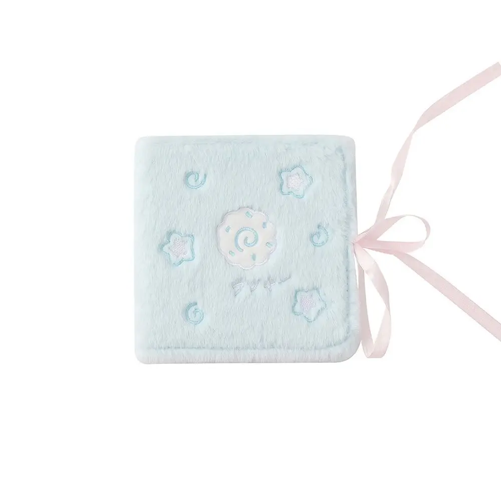 Plüsch 3 Zoll Plüsch Fotokartenhalter Flauschige Riemen Krawatten Band A7 Idol Fotoalbum Cartoon 2 Gitter Fotokarten Sammeln Sie das Volumen