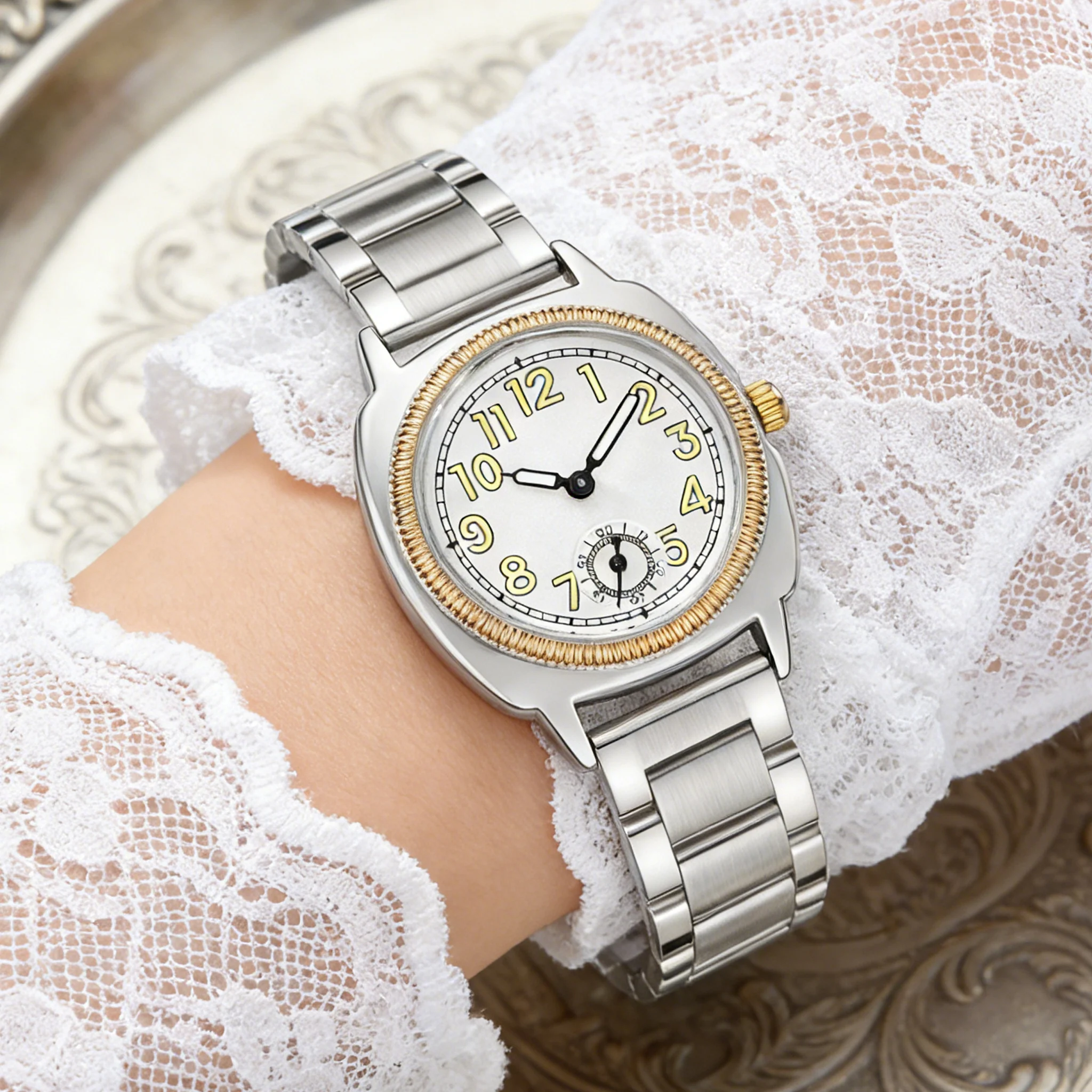 Quartz Watch Stainless Steel Case Ladies Watch Bracelet Arched Mineral Crystal Glass 30 Meter Water Resistance 40mm Vintage Men