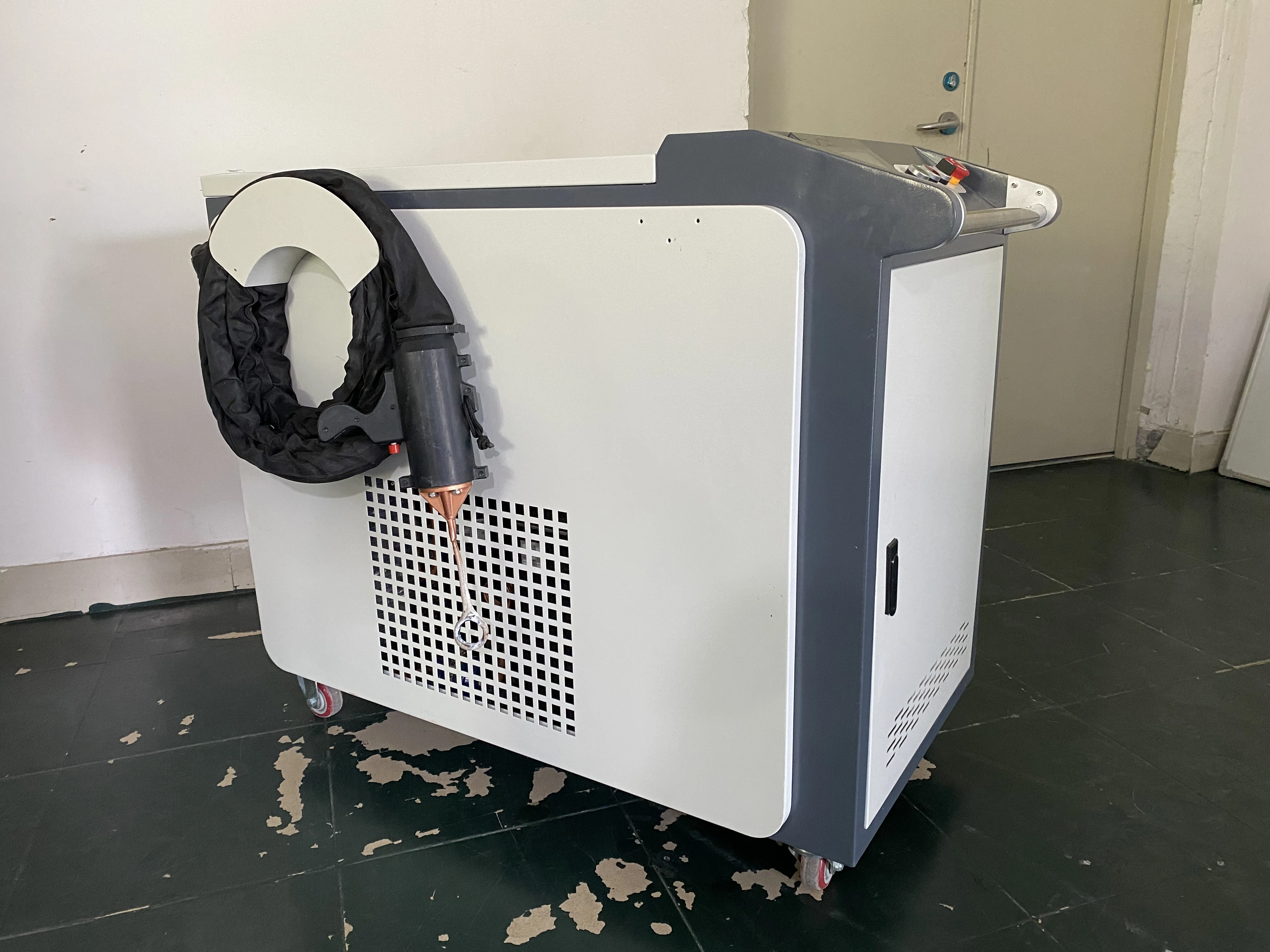 Hand-held induction heating machine for heat welding