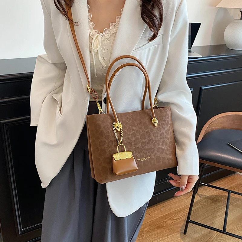 

Luxury Women High End Leather Shoulder Bag Elegant Classic Tote Handbag Perfect For Stylish Daily Commuter And Urban Fashion