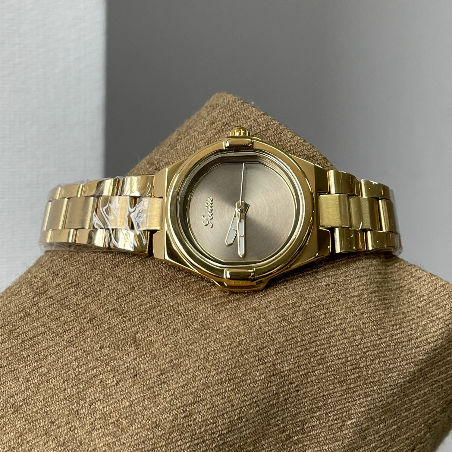 ساعة نسائية فاخرة، ملمس راقي، طراز جديد 2025، تصميم بسيط وأنيق، اختيار ممتاز، هدية للنساء. #2