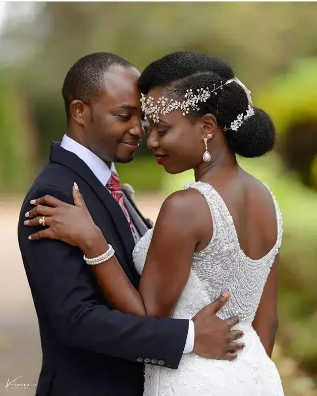 맞춤형 비즈 장식의 매력적인 스쿱 화이트 여성 레이스 웨딩 드레스 민소매 슬림 핏 머메이드 신부 드레스