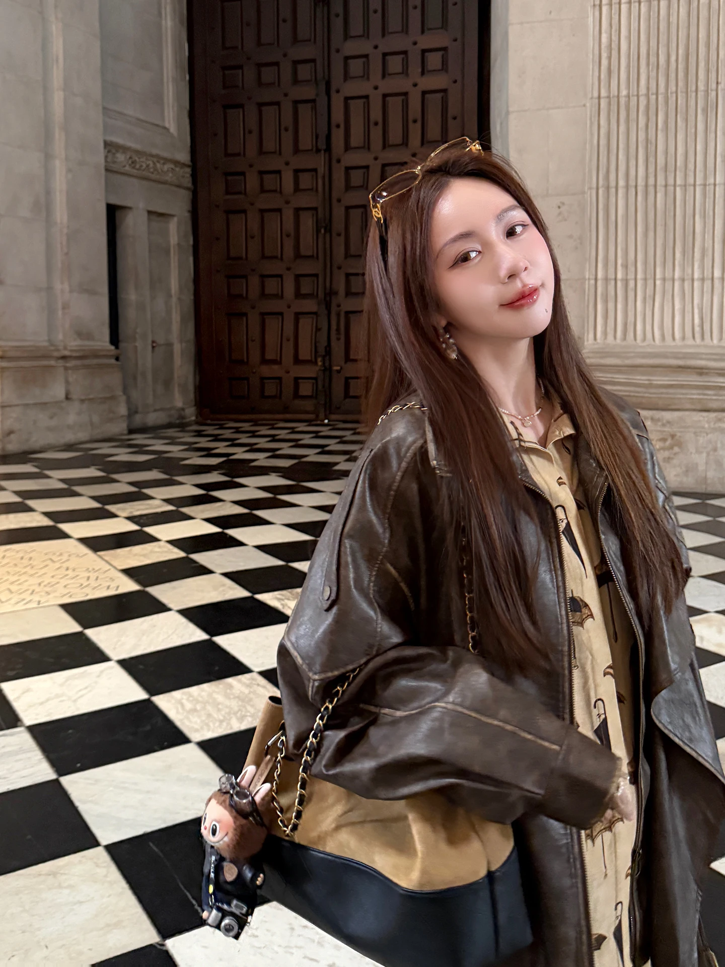 เสื้อแจ็คเก็ตหนังทรงบอยเฟรนด์โอเวอร์ไซส์ สไตล์ไบค์เกอร์ สีน้ำตาล สำหรับฤดูใบไม้ร่วงและฤดูหนาว  ผลิตจากหนังรักษ์โลก  ตกแต่งด้วยเชือกผูก  สำหรับผู้หญิง