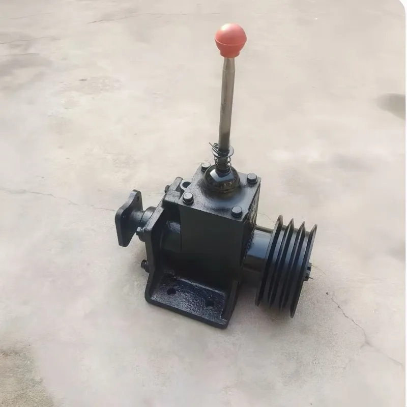Suction truck, sprinkler truck, clutch assembly, gear clutch head, separate gearbox, power take-off pump seat