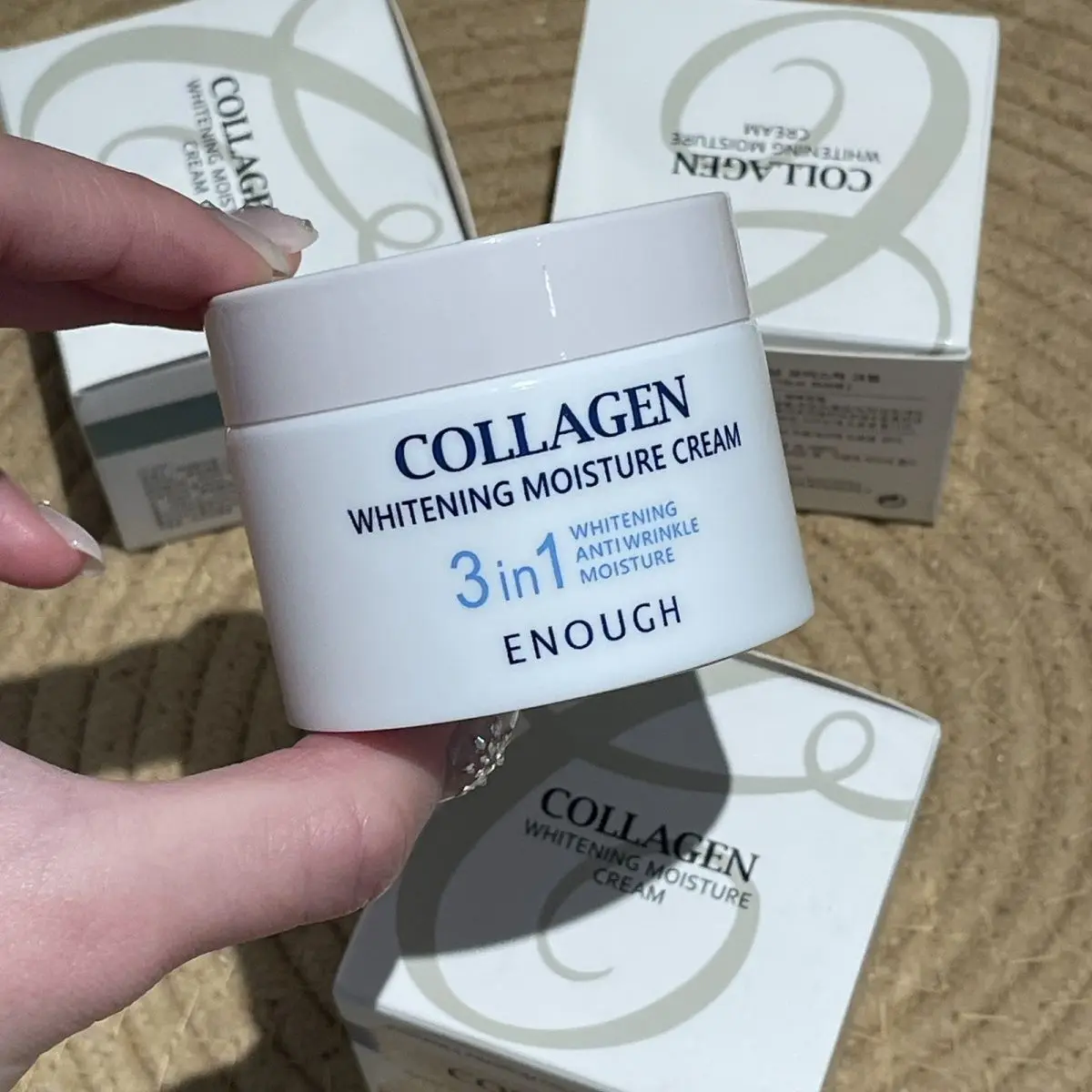 

Корейский набор для ухода за кожей Enough Collagen 3-в-1: отбеливающий, увлажняющий, антивозрастной крем для дневного и ночного применения, укрепляющий и увлажняющий.