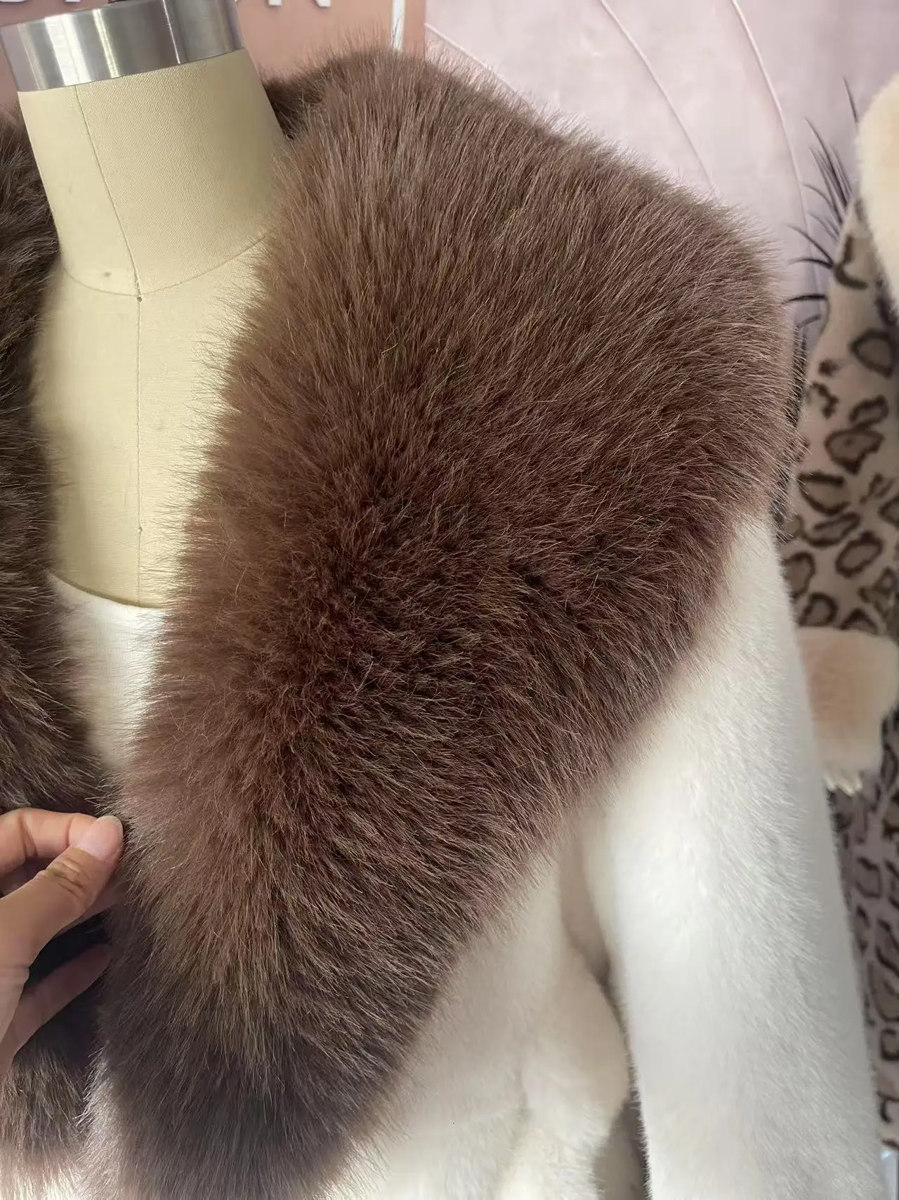 Luxury High Quality New Large Fur Collar Fur Coat Belt Slim Jacket Women Winter Warm Eco-Friendly Mink Fox Fur Coat Premium Tops
