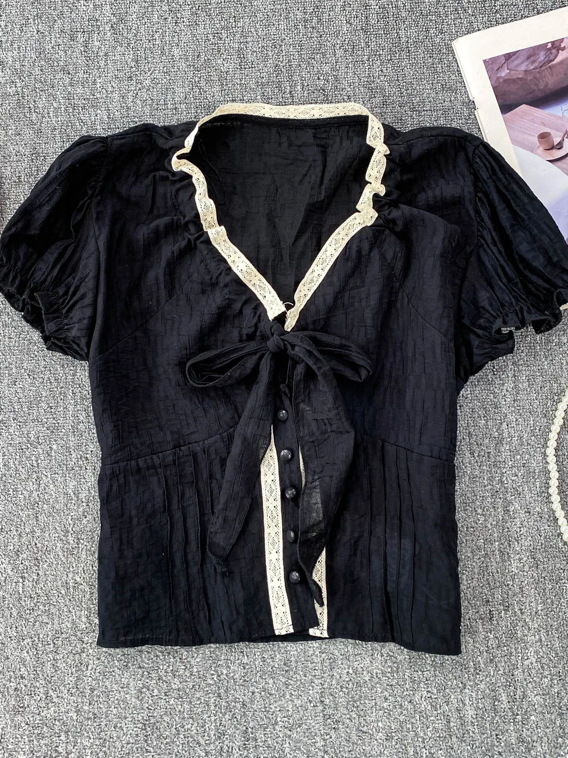 2025년 여름 섹시 레이스 트림 브이넥 셔츠 소녀 순수한 매력 얇은 흰색 탑 한국 스타일 루즈핏 반팔 통기성 피부 친화적