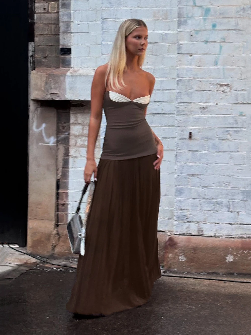 الأوروبية والأمريكية الخريف جديد الفرنسية الكتف لوتس ليف حافة القهوة البيضاء اللون منعت مطوي فستان بلا حمالات #3