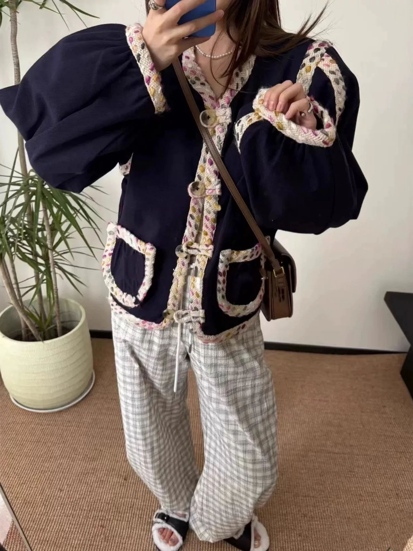 

Retro Embroidered Lace Trim Jaet Color Blo Long Sve Anti-Aging Women's Faionable Coat with ket Design Casual Loos...