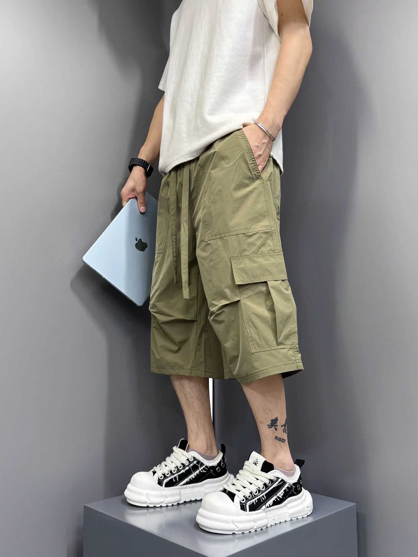 

Лето 2023 г., новые повседневные брюки из Гонконга длиной 7 длин, свободная универсальная рабочая одежда Big ket, тихосохнущая прямая брюка семидлины...