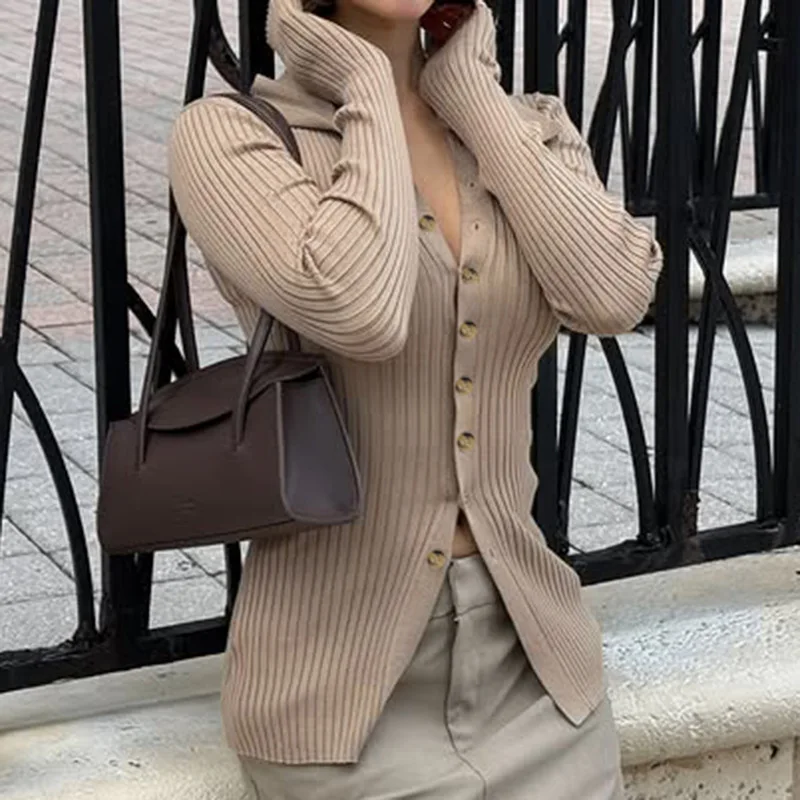 سترة نسائية للخريف والشتاء ذات ياقة بسيطة - لون سادة وأزرار سفلية بقصة ضيقة وحاشية مقسمة، ملابس تريكو عصرية أنيقة غير رسمية