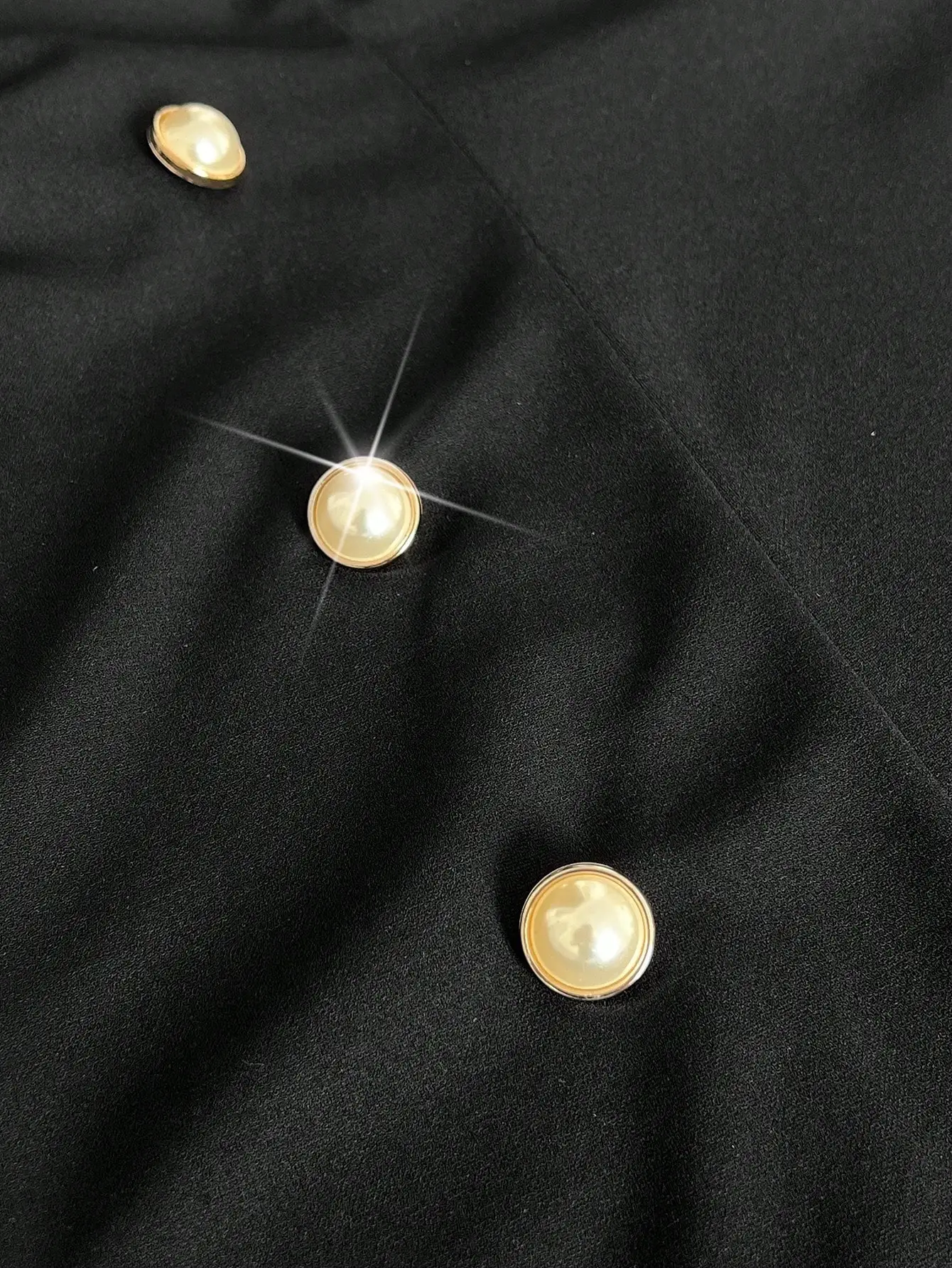 

Черно-белое контрастное платье с кружевными рукавами, двубортное, с жемчужными пуговицами