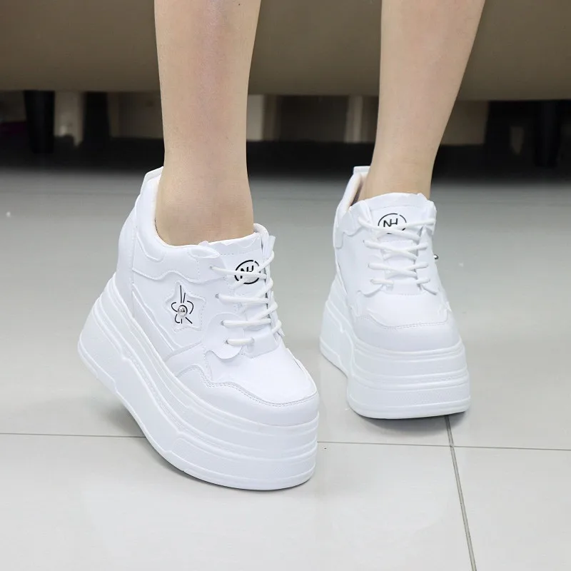 Baskets blanches pour femmes, chaussures à plateforme compensée discrète de 10-12 cm, à semelle épaisse, style skate décontracté, pour l'automne, avec talonnette rehaussante