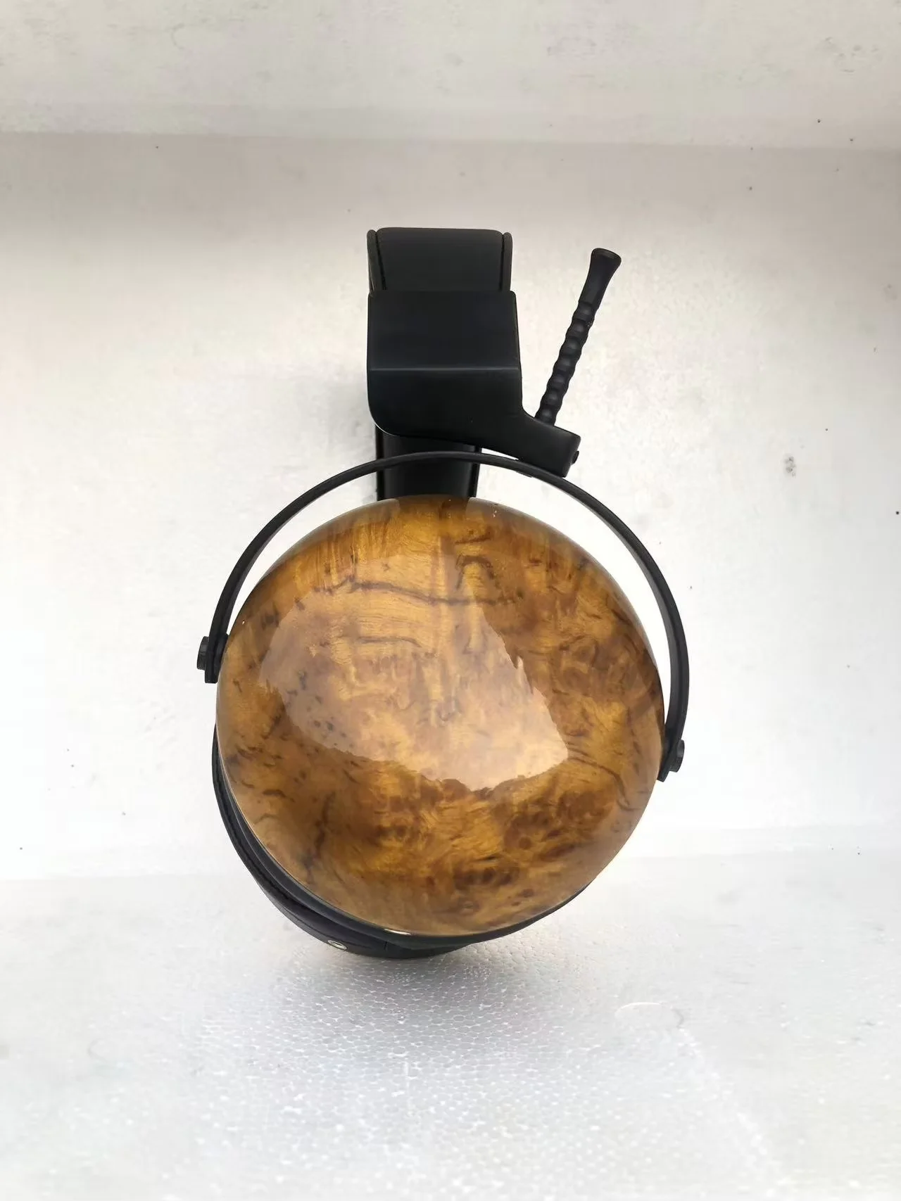 

Closed-back 3.5mm wired over-ear headphones, made of precious golden camphor wood with rosewood grain, stereo audiophile
