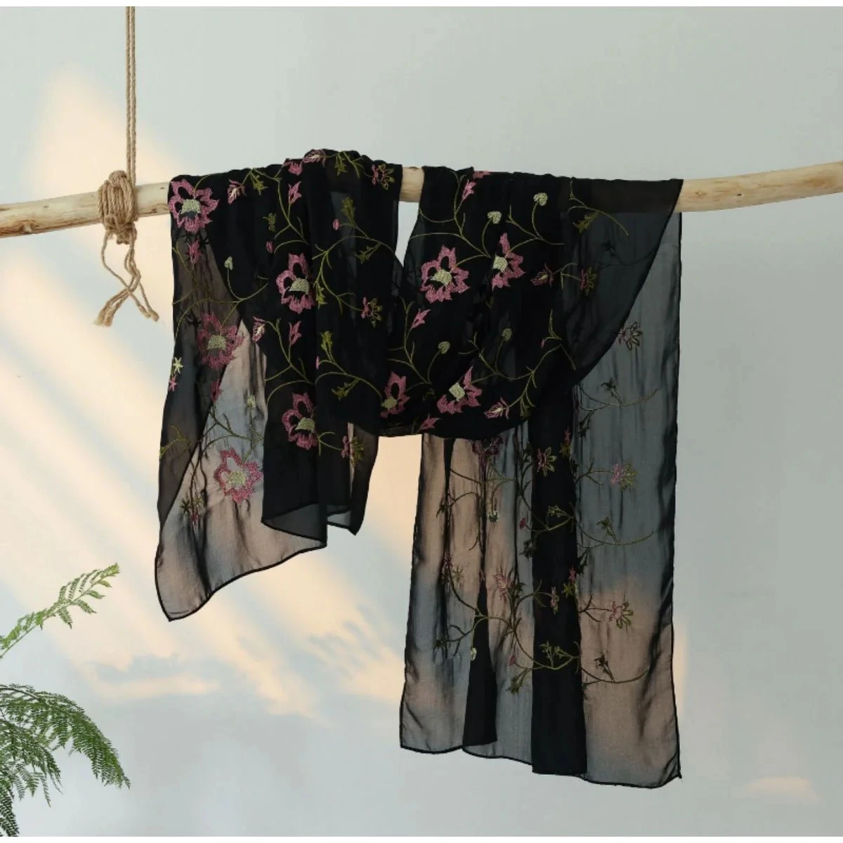 Gaun Sederhana Gaya Baru 2025 Pakaian Islami Mewah Abaya Terbuka Depan Lengan Bersulam Bunga Abaya Hitam Terbuka dengan Selendang