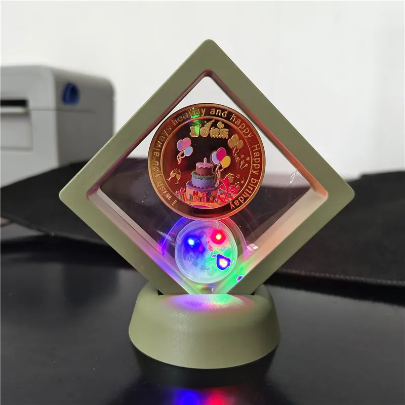 

Бесплатные гравированные имена, даты и благословения. Светящаяся плавающая витрина. Набор украшений для памятных монет с днем рождения.