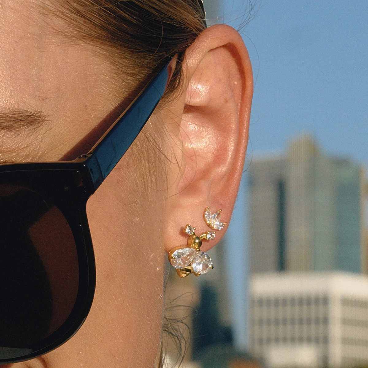 

AIKOER Classic Personality 18K Gold Color Plated Inlay White Zircon Bee Earrings Hypoallergenic Stainless Steel Women Jewelry