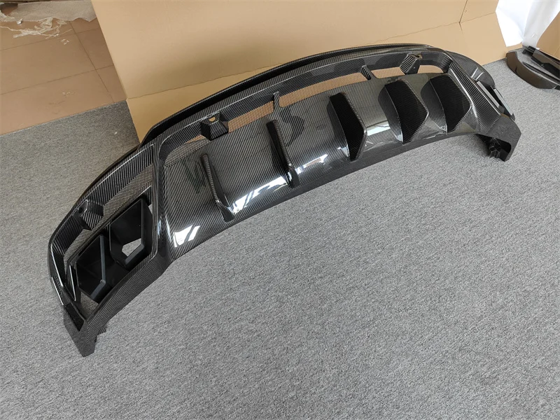 

Комплект заднего диффузора из натурального углеродного волокна M-стиля для автомобильных бамперов Lamborghini Urus