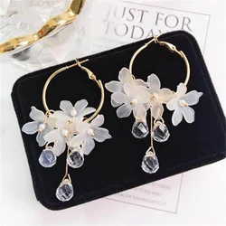 Pendientes colgantes acrílicos con flores blancas para mujer, aretes largos con borlas de cristal, joyería para fiesta de boda, moda coreana