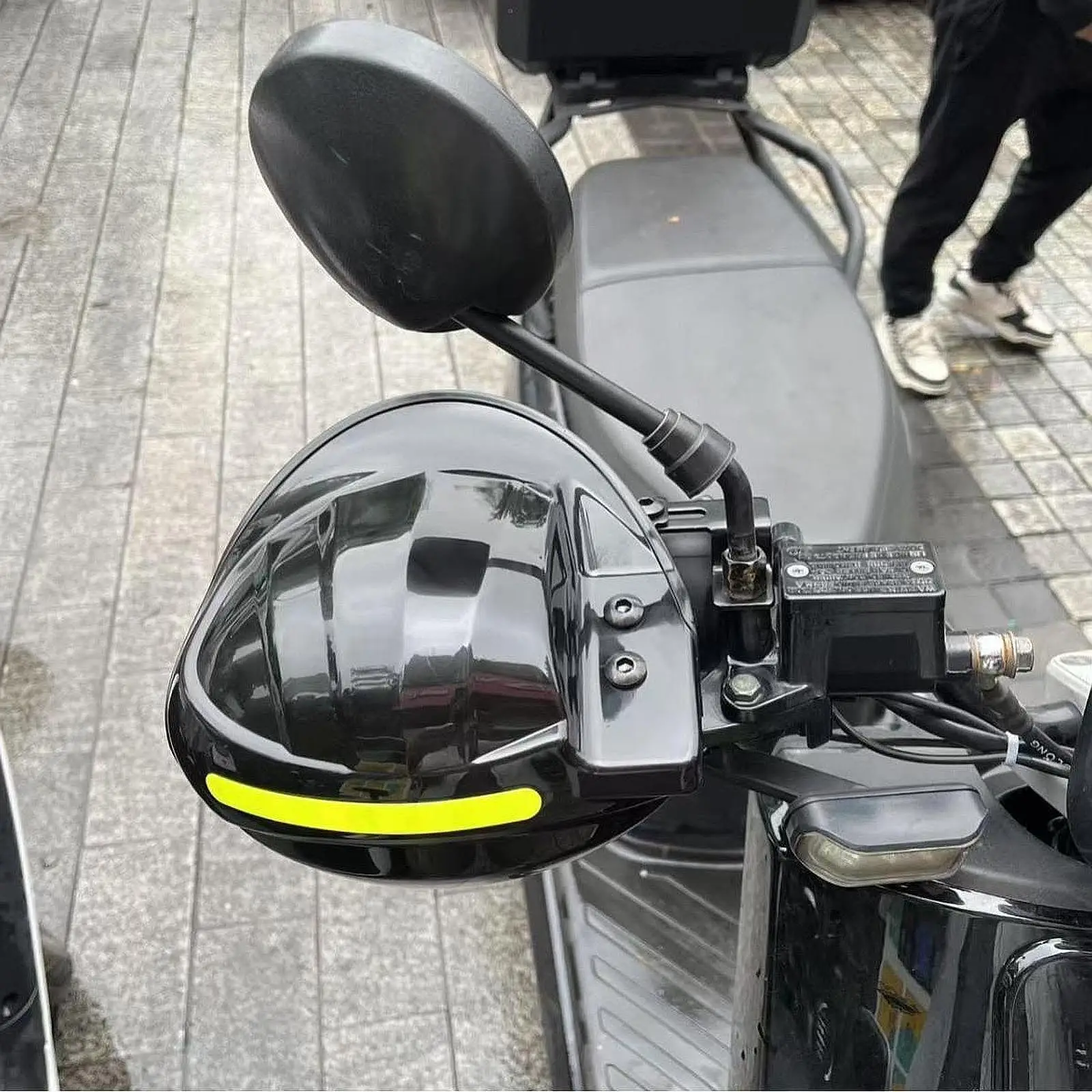 2x Motorcycle Hands Guards Protectors Windproof for Riders Accessories Practical Easy to Install Electric Bicycle Handguards view 4