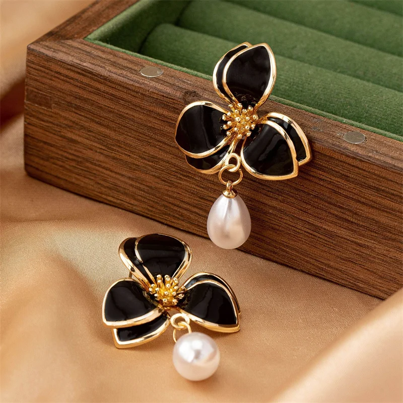 

Vintage Sweet Flower Stud Earring For Women Simple Black Enamel Oil Dripping Flower Peal Metal Earring Wedding Christmas Jewelry