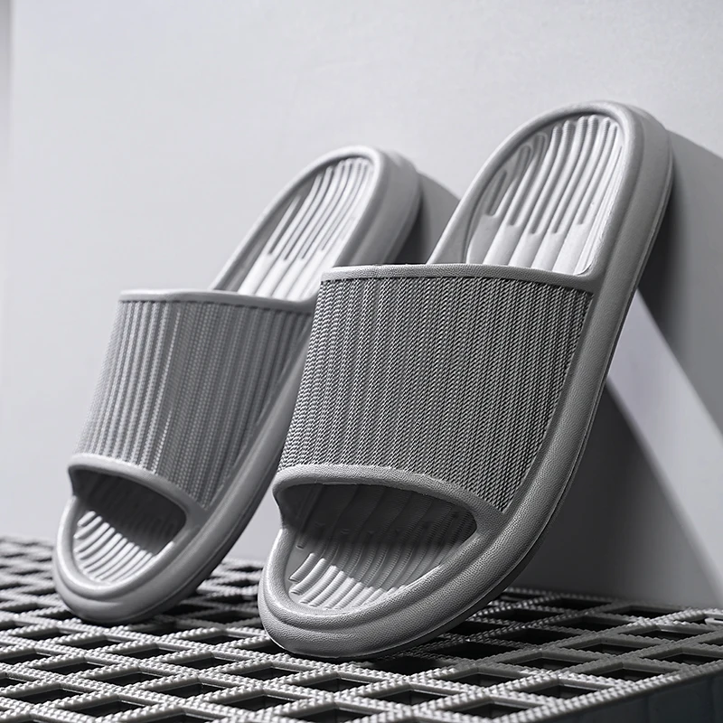 

Новые домашние тапочки на толстой платформе для ванной комнаты, мужские модные домашние шлепанцы из ЭВА на мягкой подошве, женские сандалии, лето 2024, нескользящие шлепанцы