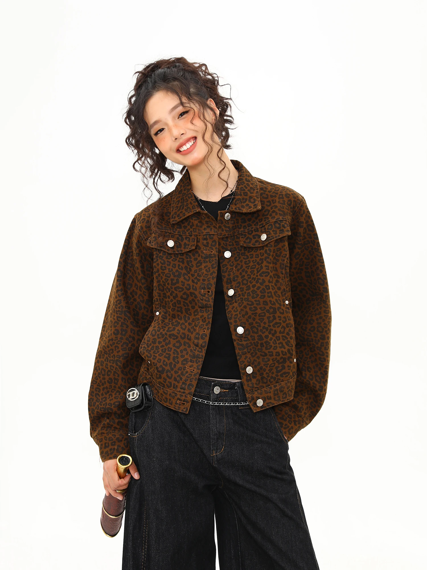 

Женская джинсовая куртка Wild Azizi в американском ретро-стиле с леопардовым принтом, свободного кроя, укороченная, повседневная, в уличном стиле, молодежная, модная.