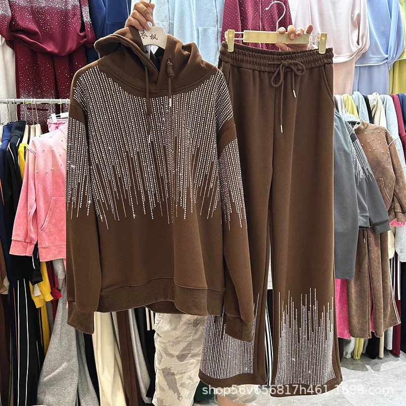 

Комплект из 2 предметов: толстовка с капюшоном, расшитая стразами, и брюки с широкими штанинами на резинке